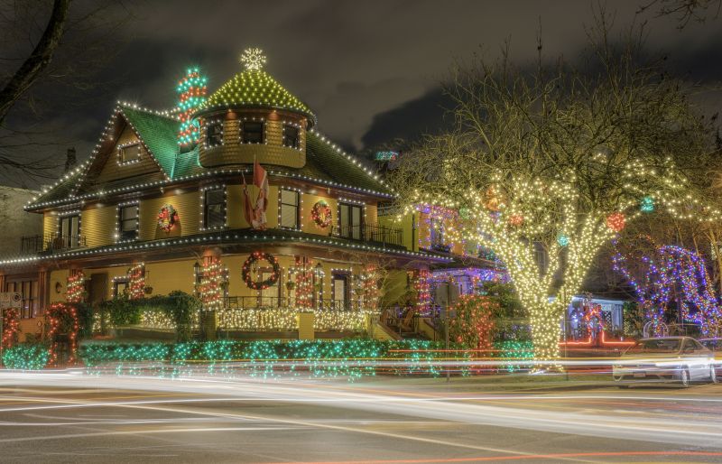 Christmas Lights Hanging in Roswell, GA
